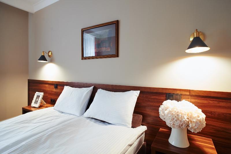 Sherlock Holmes Boutique Hotel Lviv Exterior photo