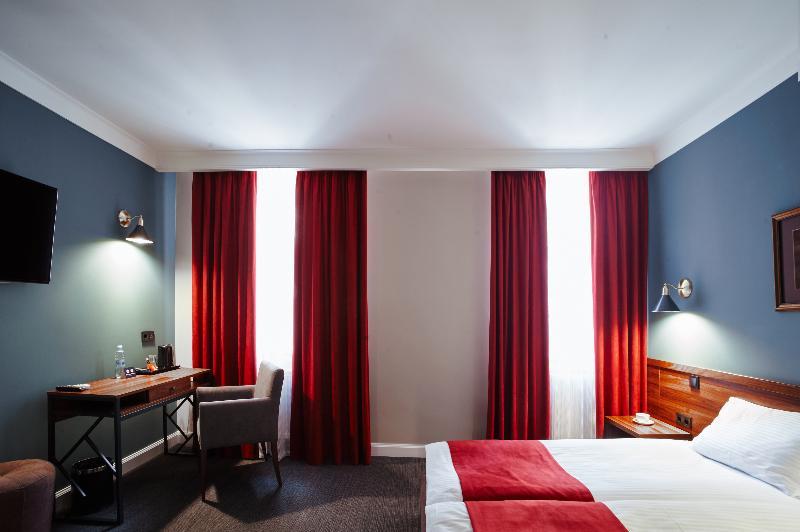 Sherlock Holmes Boutique Hotel Lviv Exterior photo